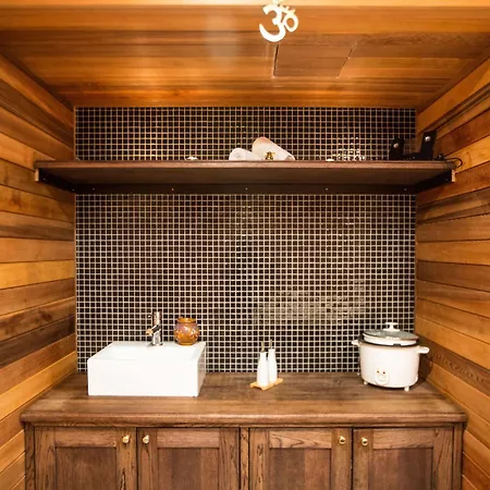 Langley Tango ホテル 3*